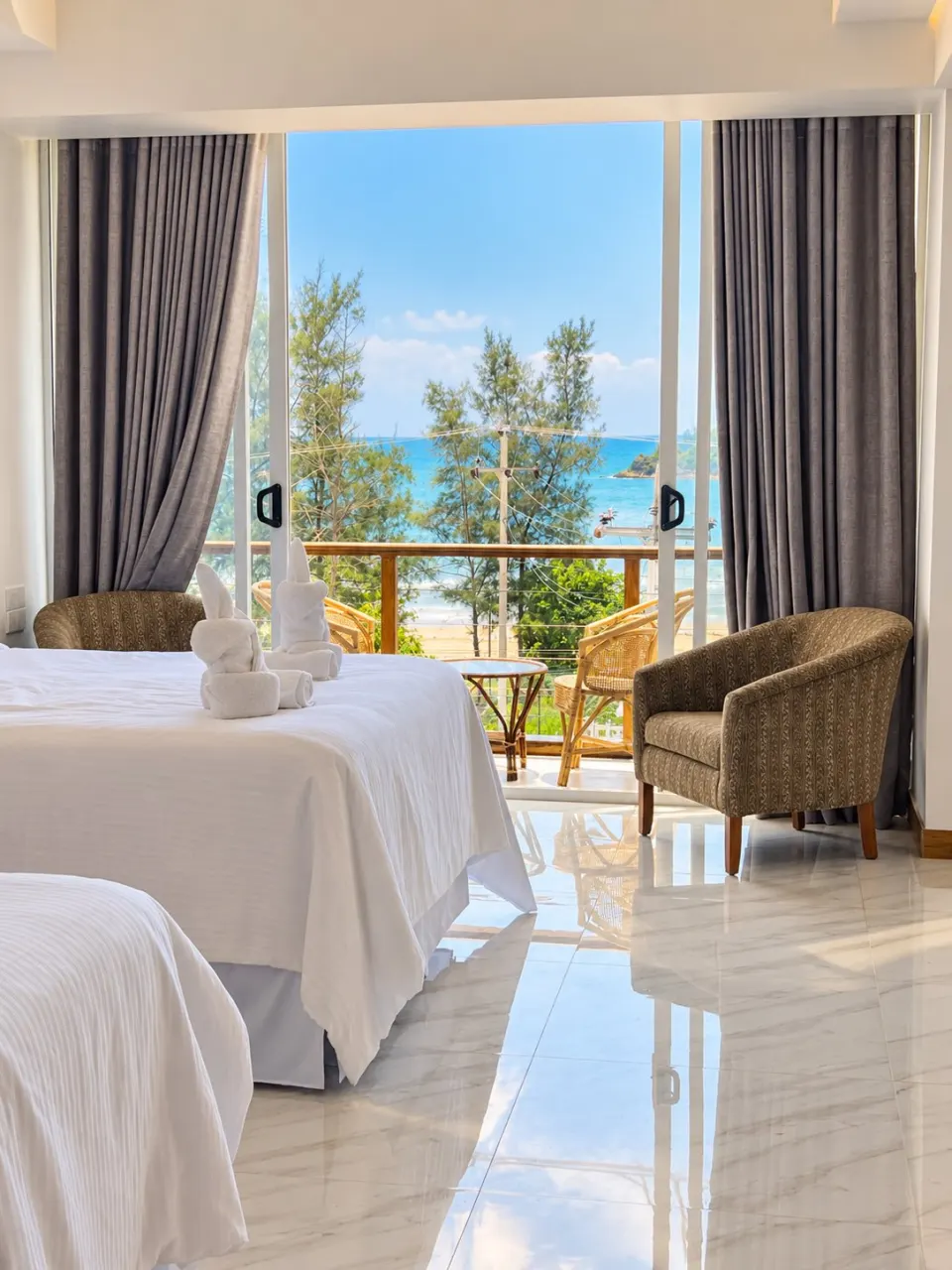 Sea View Deluxe Suite: bright seaside hotel room retreat