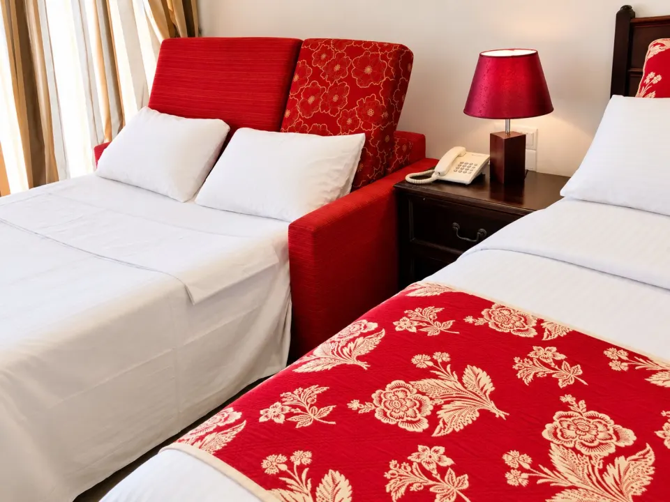 Luxury Beach Double Room: cosy red and white hotel room